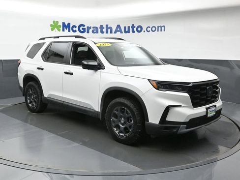 Used 2025 Honda Pilot TrailSport image 2