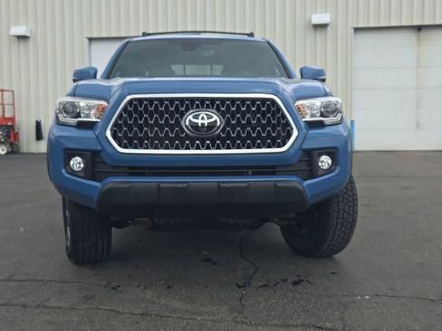 Used 2019 Toyota Tacoma TRD Off-Road image 2