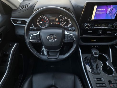 Certified 2024 Toyota Highlander XLE image 12