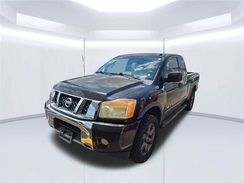 Used 2015 Nissan Titan SV w/ SV Value Truck Package RWD image 2