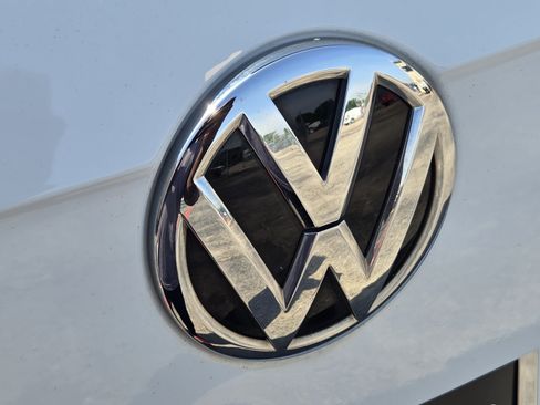 Used 2018 Volkswagen Tiguan SE FWD image 40