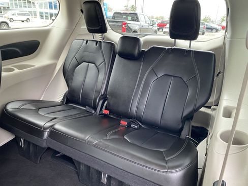 Used 2023 Chrysler Pacifica Touring-L FWD image 10