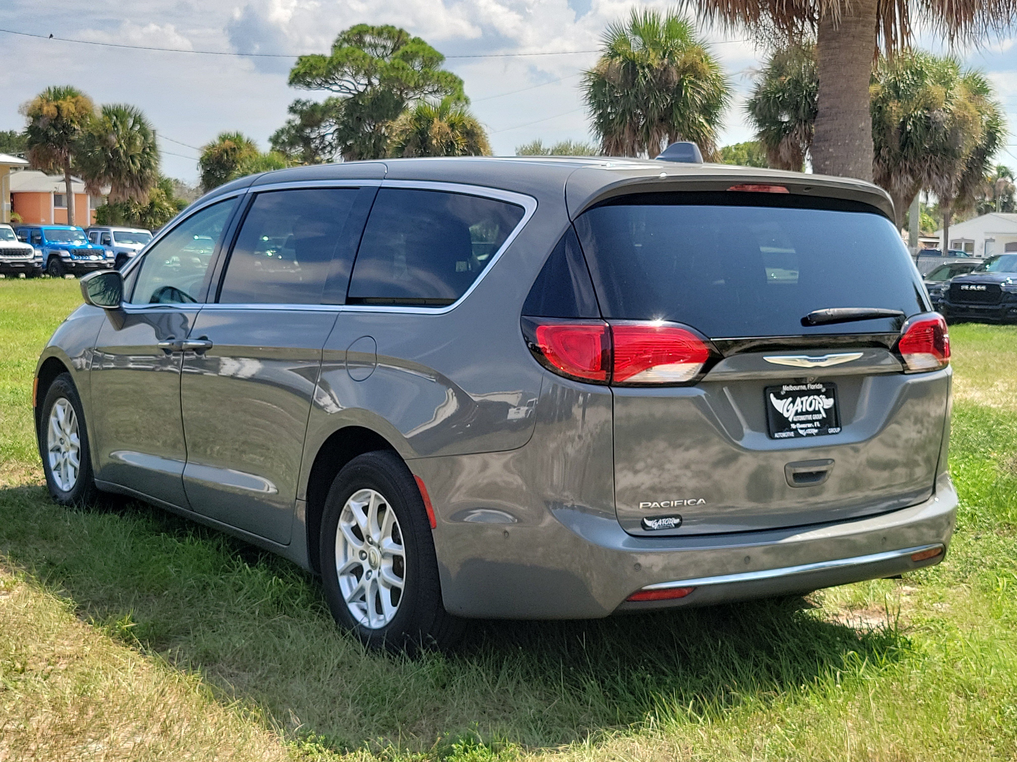 Used 2020 Chrysler Pacifica Touring w/ Advanced Safetytec Group FWD image 3