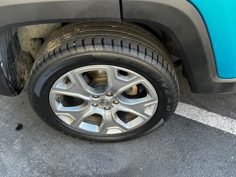 Used 2019 Jeep Renegade Latitude w/ Safety & Security Group II AWD/4WD image 10
