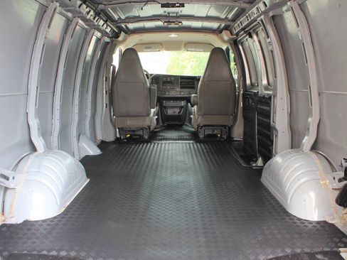 Used 2017 Chevrolet Express 2500 RWD image 13