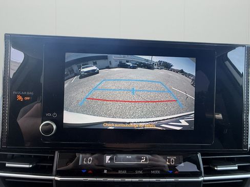 Used 2025 Toyota Sienna LE FWD image 14