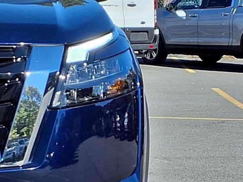 Used 2024 Nissan Pathfinder SV image 16