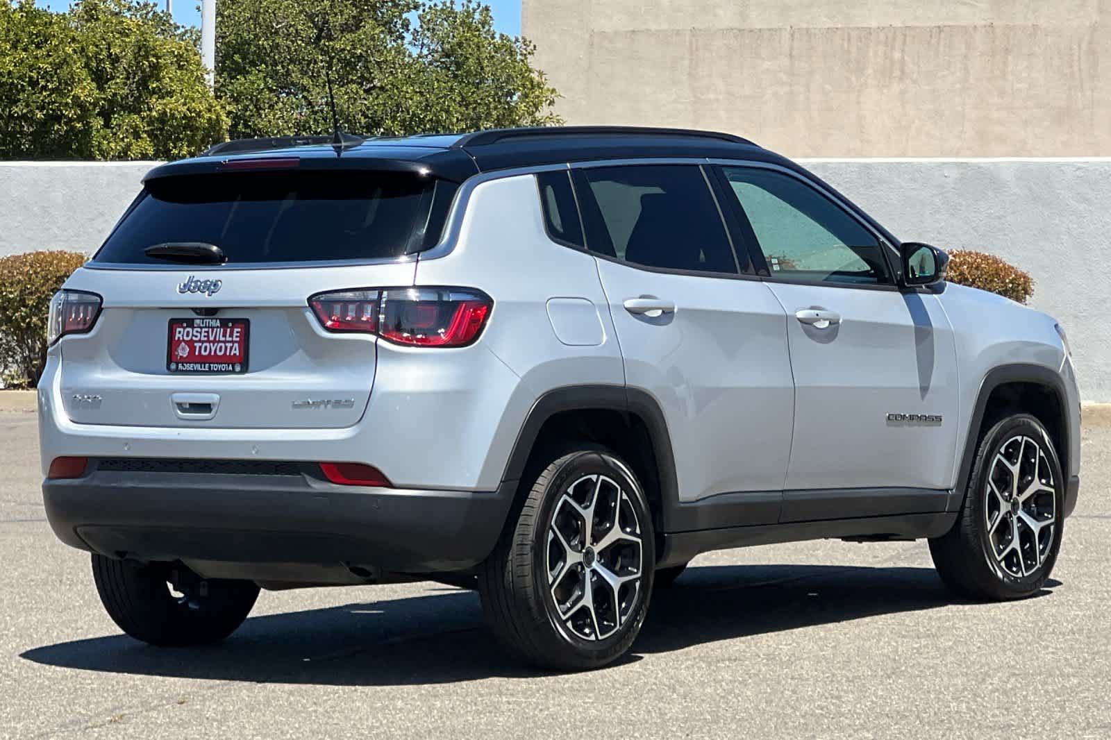 Used 2025 Jeep Compass Limited AWD/4WD image 2
