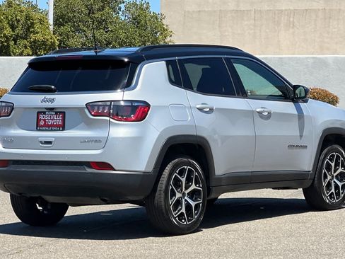 Used 2025 Jeep Compass Limited AWD/4WD image 2