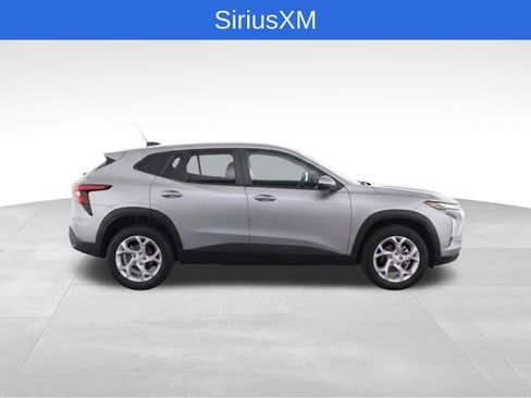 Used 2024 Chevrolet Trax LS w/ LS Convenience Package FWD image 8