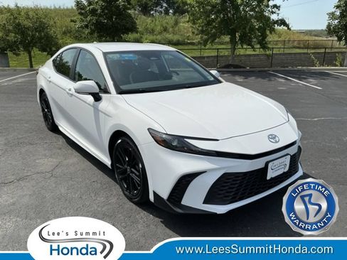 Used 2025 Toyota Camry SE w/ Convenience Package AWD/4WD image 1
