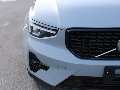 Used 2025 Volvo XC40 B5 Plus image 40