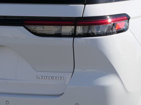 Used 2024 Jeep Grand Cherokee Laredo X image 5