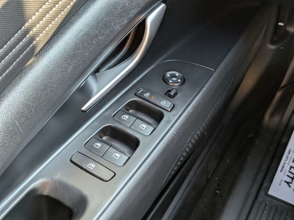 Used 2025 Hyundai Elantra SEL FWD image 19
