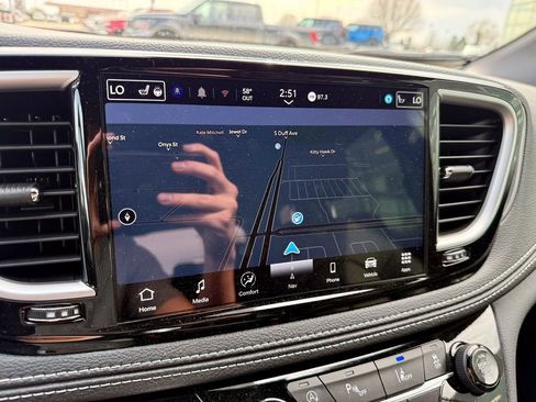 Used 2026 Chrysler Pacifica Select image 25