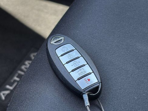 Used 2025 Nissan Altima 2.5 SV FWD image 24