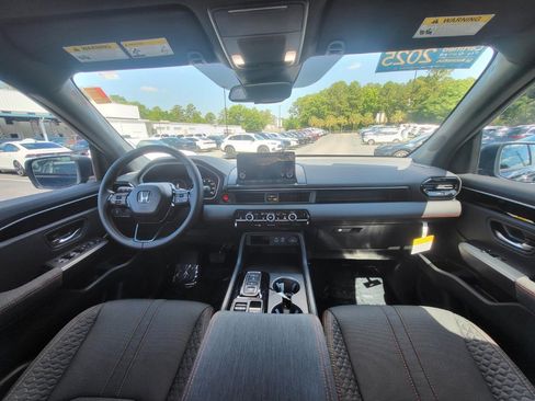 Used 2025 Honda Pilot Sport image 14