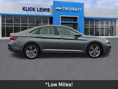 Used 2024 Volkswagen Jetta SE image 9