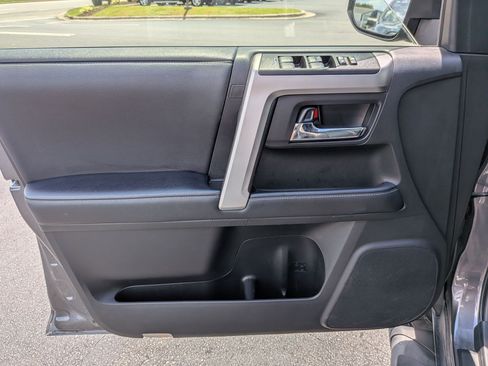 Used 2020 Toyota 4Runner SR5 Premium w/ Moonroof Package RWD image 10