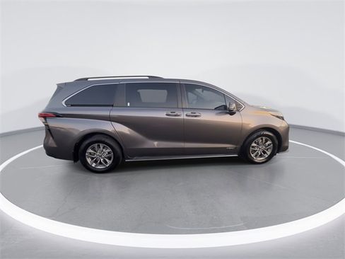 Used 2021 Toyota Sienna LE w/ LE Plus Package image 9