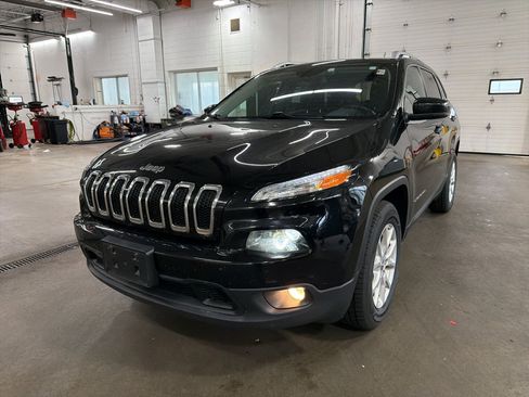 Used 2017 Jeep Cherokee Latitude w/ Safety/Convenience Group AWD/4WD image 2