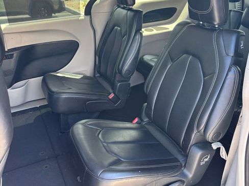 Used 2023 Chrysler Pacifica Touring-L FWD image 12