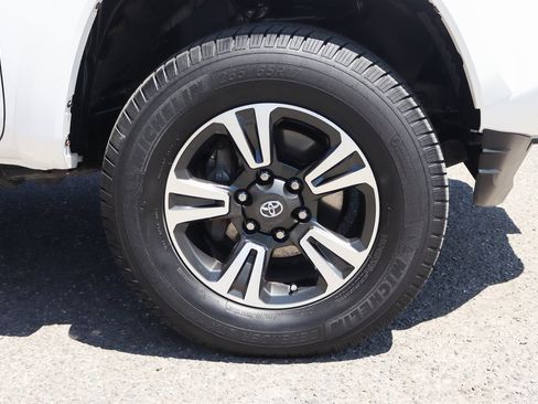 Used 2016 Toyota Tacoma TRD Sport image 40