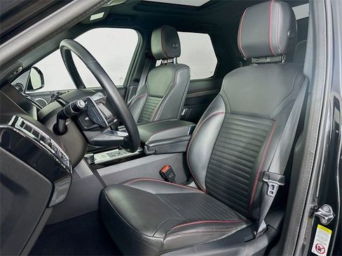 Used 2019 Land Rover Discovery HSE image 11