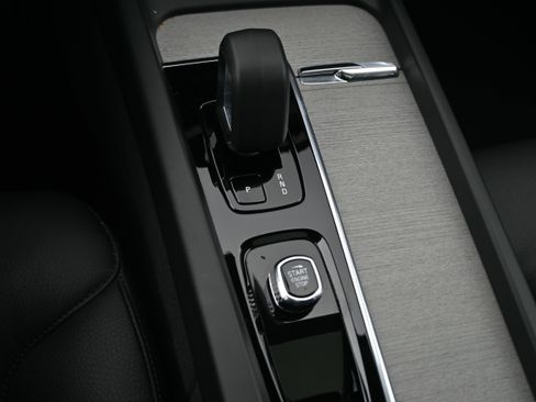 Used 2025 Volvo XC60 B5 Plus image 33