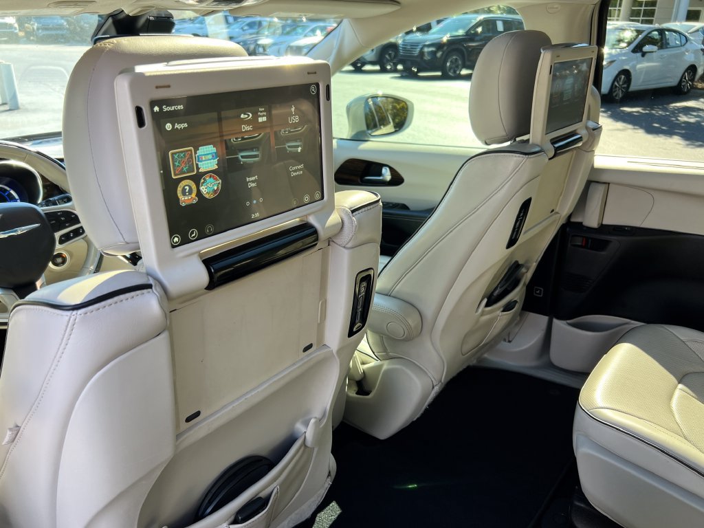 Used 2021 Chrysler Pacifica Limited w/ Uconnect Theater Family Group FWD image 18
