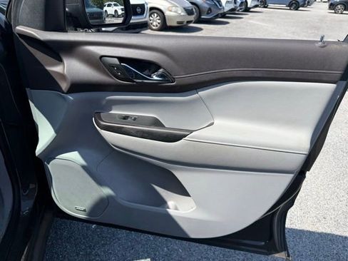 Used 2020 GMC Acadia SLT FWD image 17