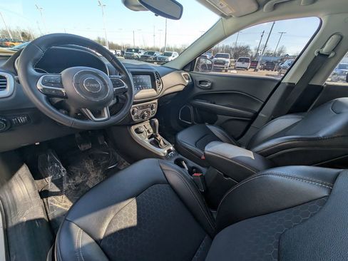 Used 2019 Jeep Compass Latitude image 2