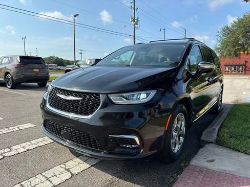 Used 2023 Chrysler Pacifica Limited FWD image 4
