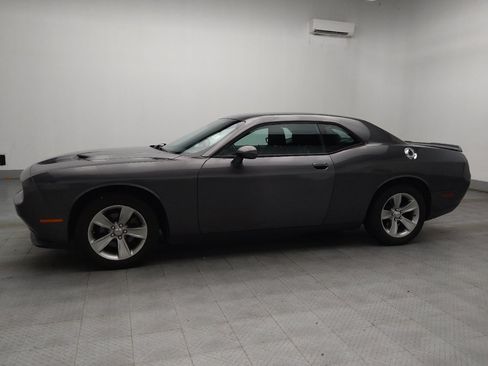 Used 2019 Dodge Challenger SXT w/ Driver Convenience Group RWD image 2