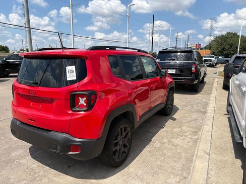 Used 2022 Jeep Renegade Latitude AWD/4WD image 3