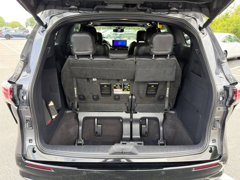 Used 2025 Toyota Sienna Platinum FWD image 31