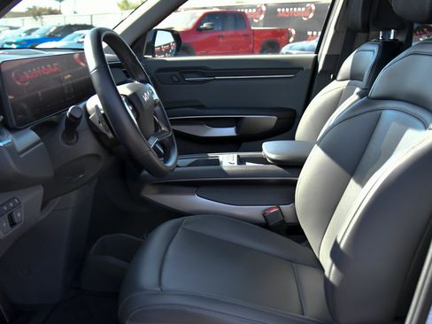 Used 2024 Kia EV9 Light Long Range RWD image 18