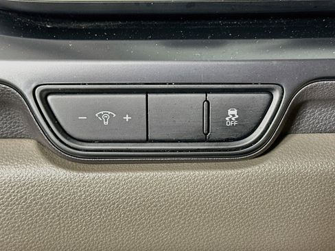 Used 2025 Kia Carnival FWD image 17