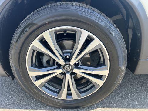 Used 2019 Nissan Rogue SV w/ Premium Package AWD/4WD image 9