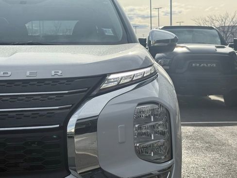 Used 2025 Mitsubishi Outlander SE image 32