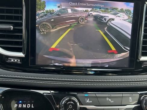 Used 2023 Chrysler Pacifica Touring-L image 11