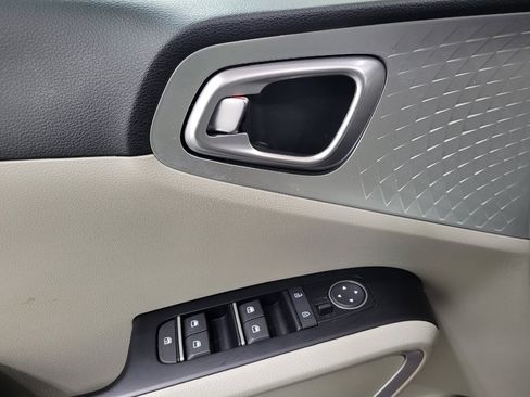 Used 2025 Kia Soul LX w/ LX Technology Package image 27