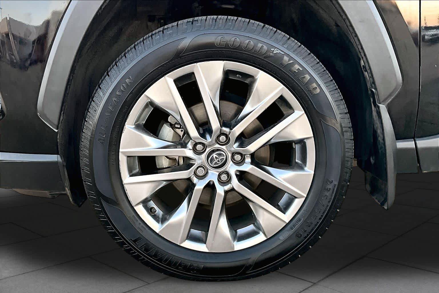 Used 2021 Toyota RAV4 XLE Premium FWD image 11