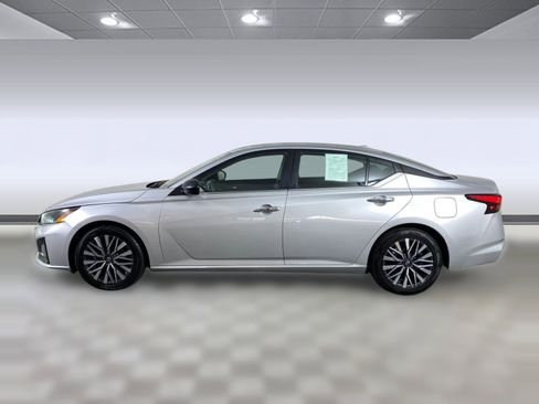 Used 2024 Nissan Altima 2.5 SV image 2