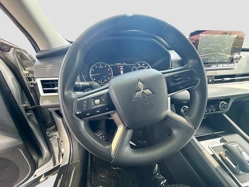 Used 2024 Mitsubishi Outlander ES FWD image 11