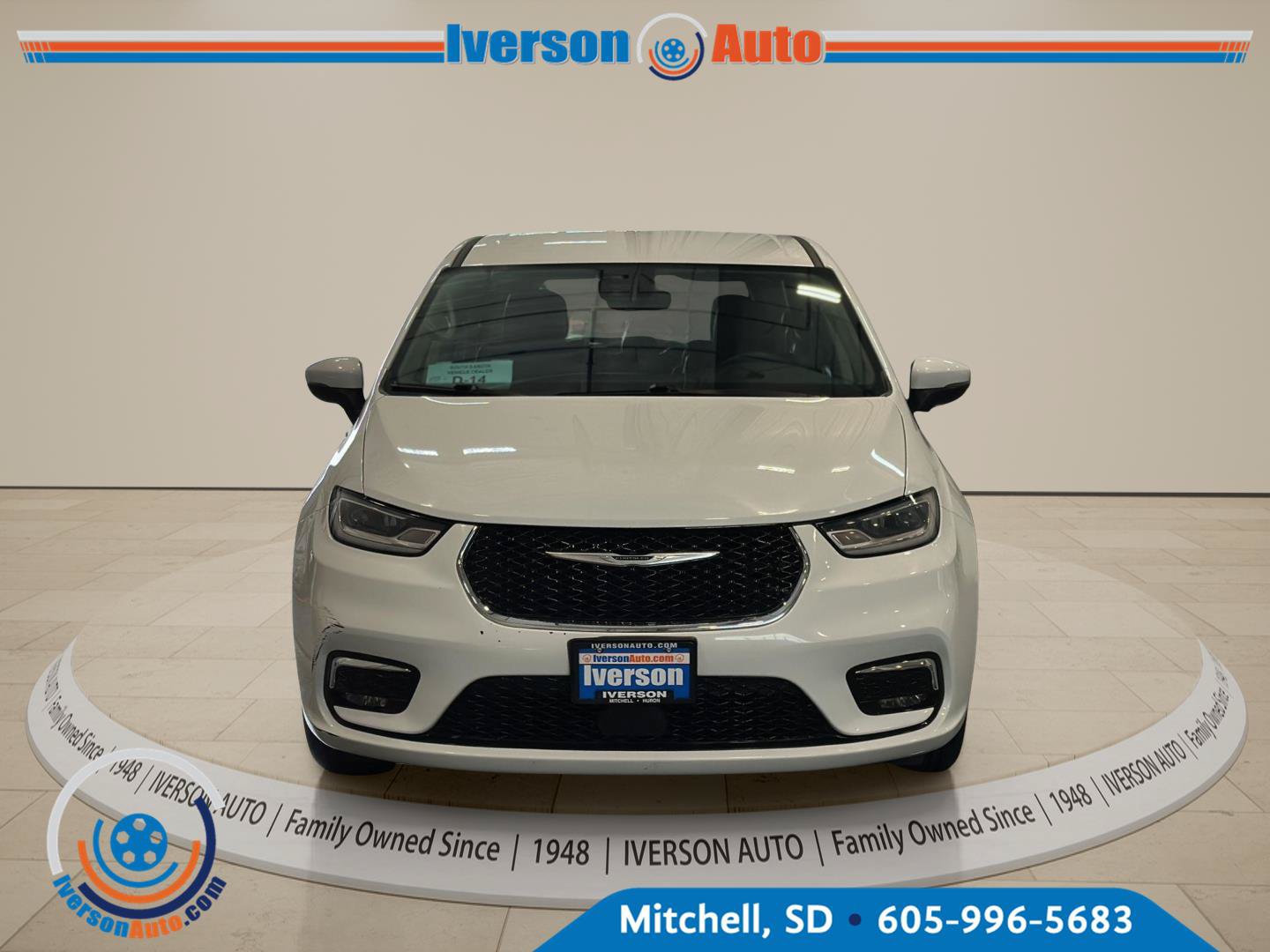 Used 2023 Chrysler Pacifica Touring-L FWD image 2