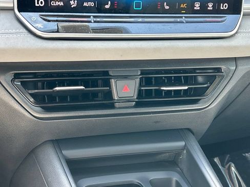 Certified 2025 Volkswagen Tiguan SE w/ Panoramic Sunroof Package AWD/4WD image 37