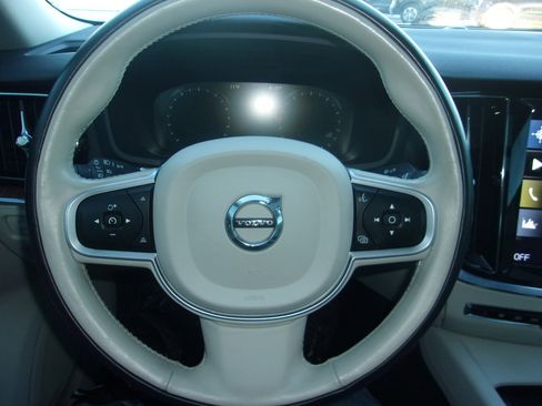 Used 2022 Volvo S60 B5 Momentum image 18