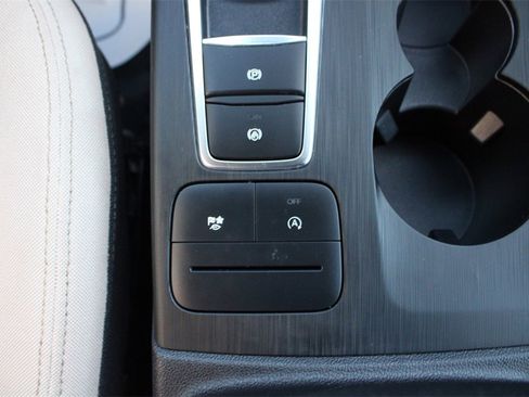 Used 2020 Ford Escape SE image 17