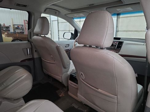 Used 2014 Toyota Sienna XLE FWD image 30